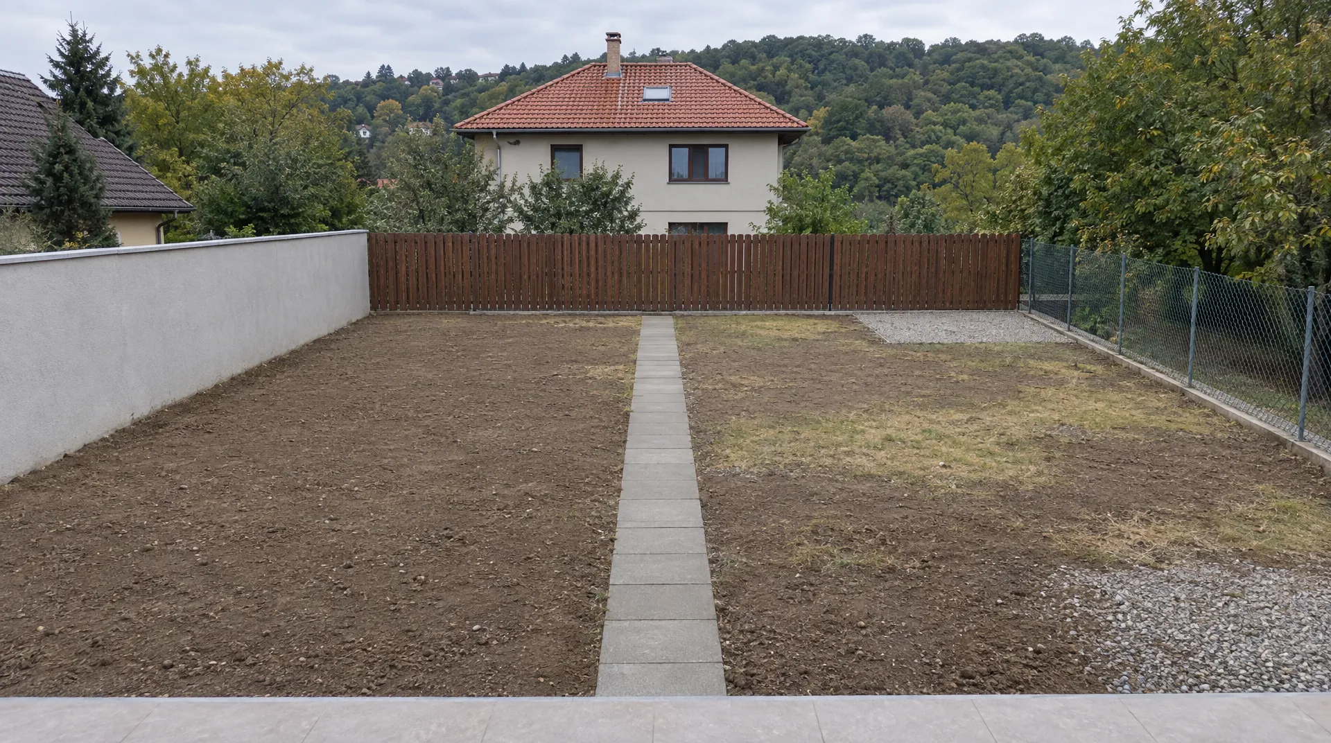 Üres, frissen elegyengetett budai kert a teraszról nézve